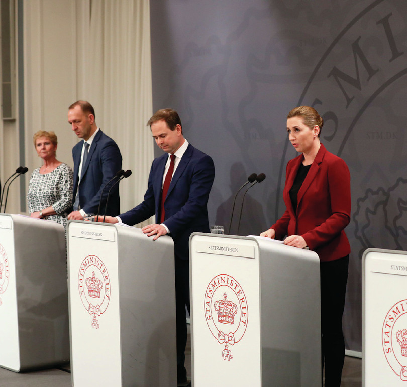 Comunicado de la respuesta ante la COVID-19 en marzo de 2020. De derecha a izquierda: Mette Frederiksen (primera ministra), Nikolai Wammen (ministro de Finanzas), Jacob Holbraad (CEO, Confederación de Empresarios Daneses), Lizette Risgaard (presidenta de la Confederación Sindical de Dinamarca)