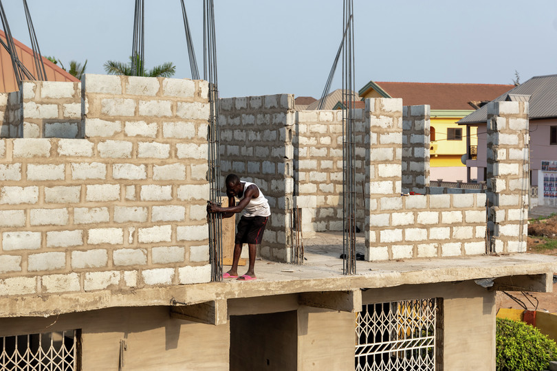 Construcción de viviendas ladrillo a ladrillo en Ghana.