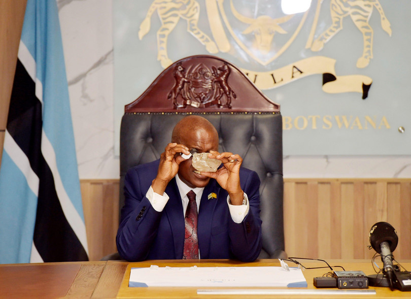Mokgweetsi Masisi, presidente de Botsuana, inspecciona el diamante de 2492 quilates encontrado en la mina de Karowe (región central septentrional del país) en Gaborone, Botsuana, el 22 de agosto de 2024.