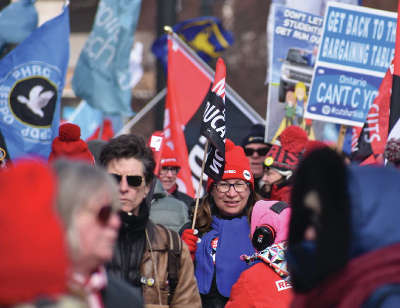 Protesta en Niagara Falls, Canadá, organizada para condenar los recortes en educación propuestos por el gobierno provincial.