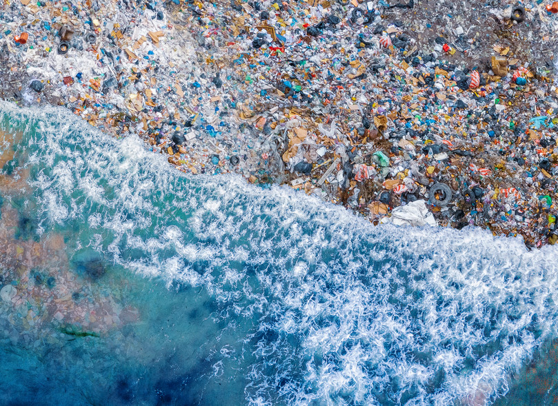Desechos de plástico arrastrados a una playa del océano Pacífico.